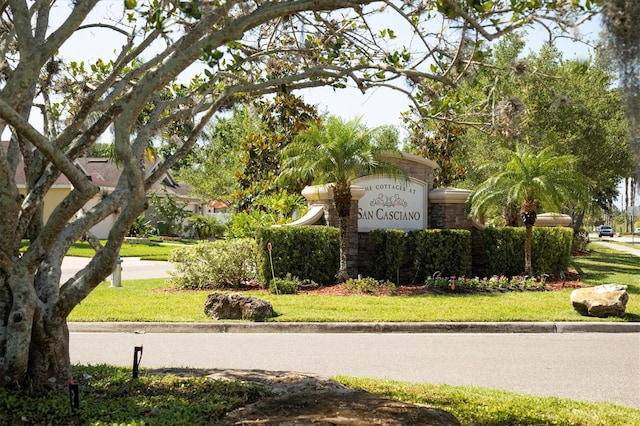 community sign with a yard