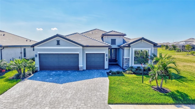 view of front of house featuring a garage and a front yard