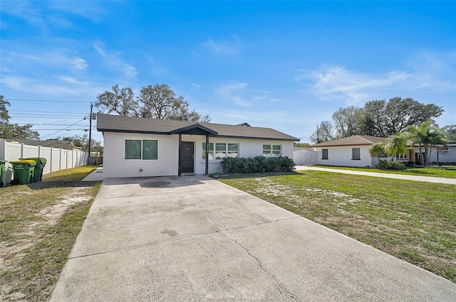 ranch-style home featuring a front lawn