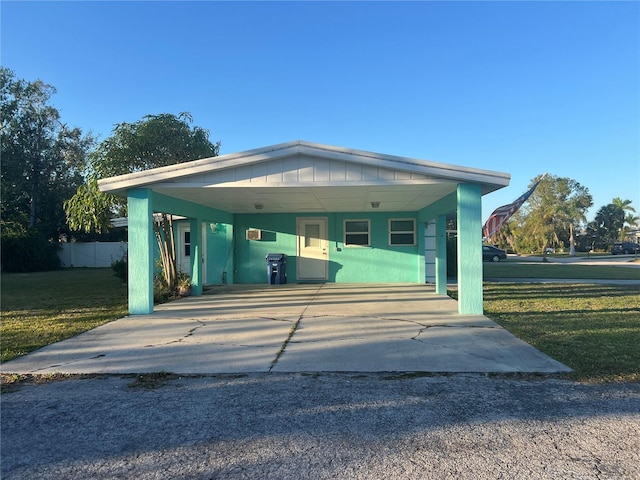 view of front of property with a carport and a front yard