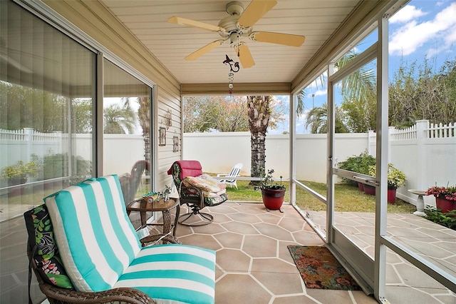 sunroom with ceiling fan