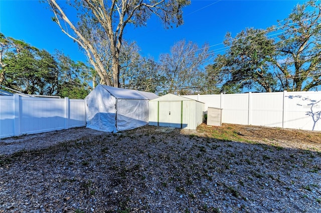 view of yard with a shed