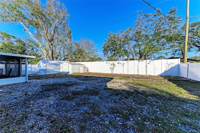 view of yard featuring a storage unit