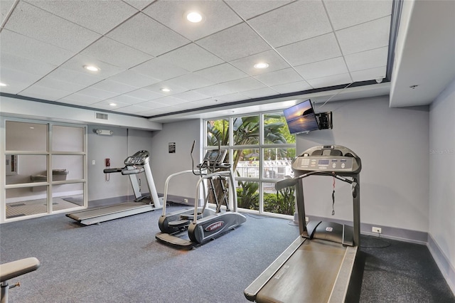 exercise area with recessed lighting, visible vents, a drop ceiling, and baseboards