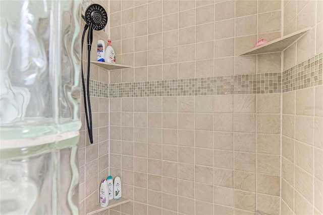 bathroom featuring a tile shower