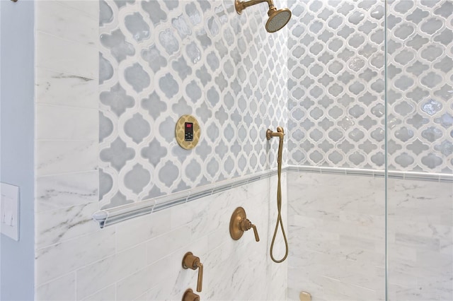 bathroom featuring a tile shower