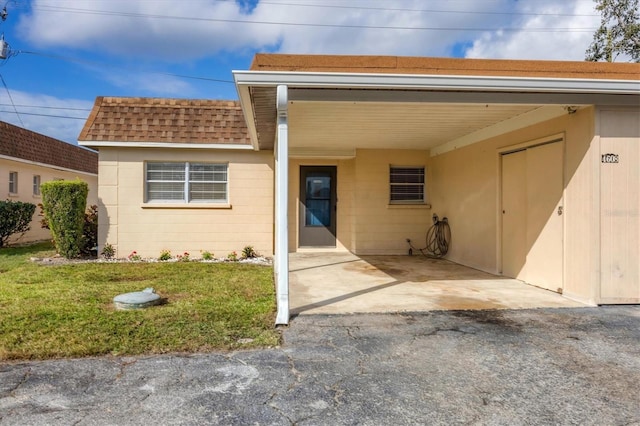 view of front of property featuring a carport and a front yard