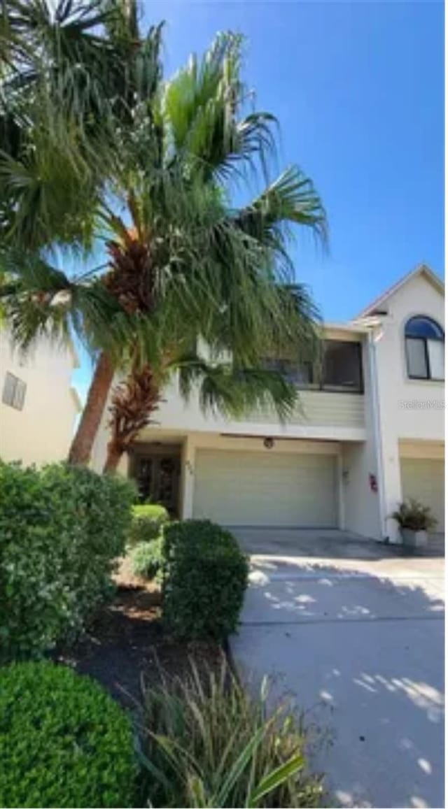 625 Duchess Blvd, Dunedin, FL 34698 - view of front facade featuring stucco siding, concrete driveway, and a garage
