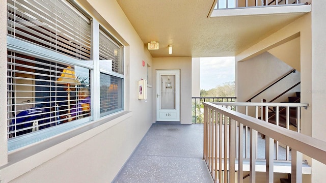 property entrance featuring a balcony