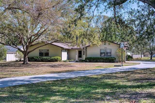 single story home featuring a front yard