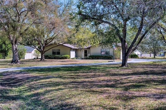 view of front facade featuring a front yard