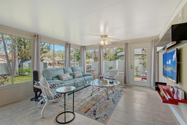 sunroom with ceiling fan