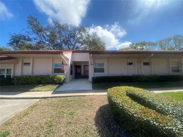 view of front of house featuring a front lawn