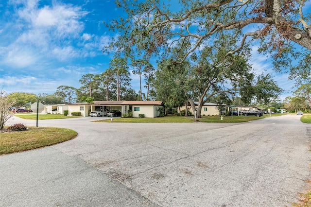 view of front of house featuring a front yard and aphalt driveway