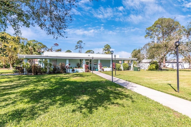 ranch-style house featuring a front yard