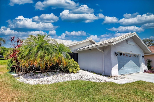 view of front of home featuring a garage and a front lawn