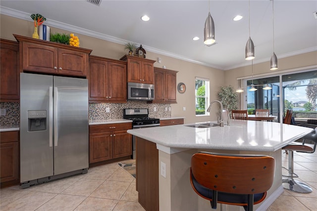 kitchen featuring stainless steel appliances, a breakfast bar, a sink, ornamental molding, and decorative backsplash