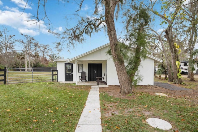 view of front facade with a front lawn