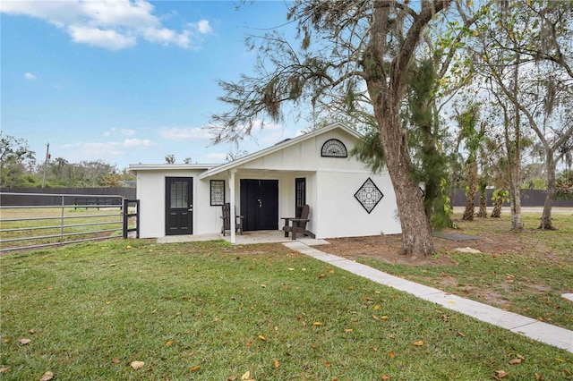 single story home with a front lawn