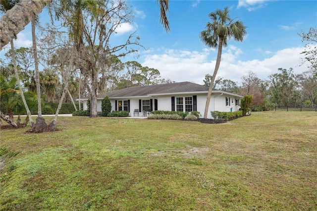 view of front of house featuring a front lawn