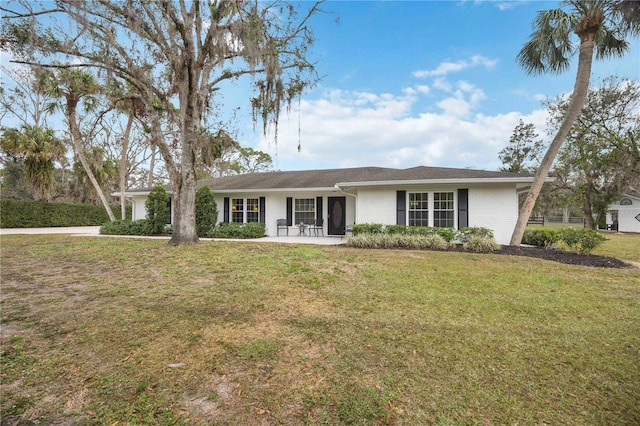 single story home with a front lawn