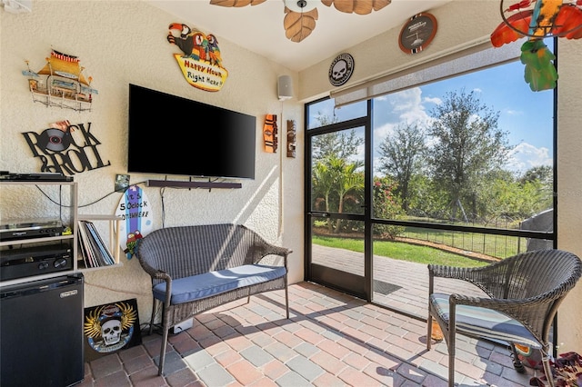 sunroom with ceiling fan