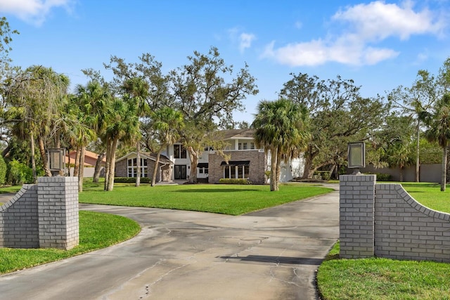 view of property's community featuring a lawn