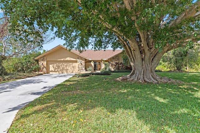 single story home with a front lawn