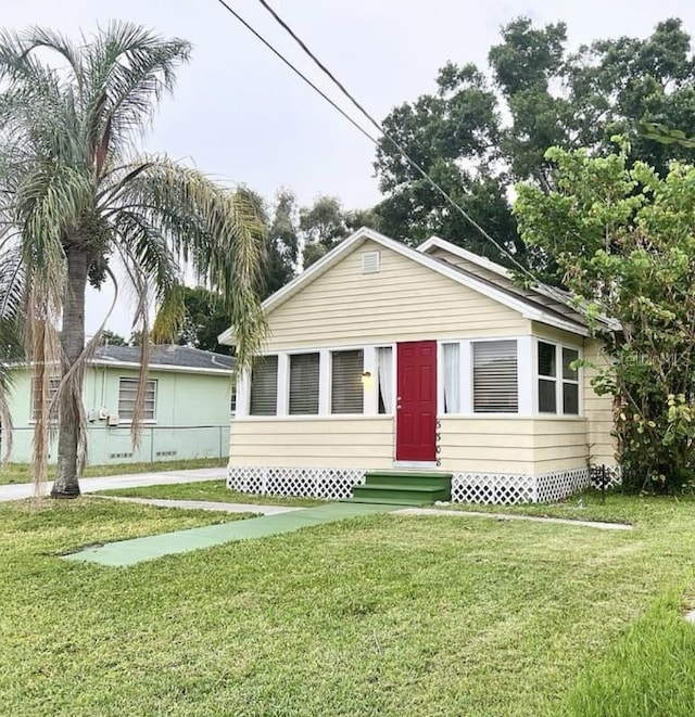 view of front of property featuring a front yard