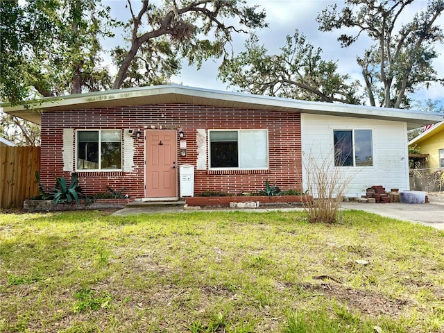 view of front of home featuring a front lawn