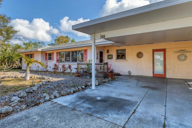 view of front facade with a carport