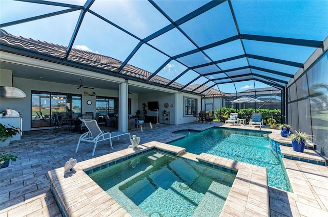 view of pool with a patio area, outdoor dining area, a lanai, ceiling fan, and a pool with connected hot tub