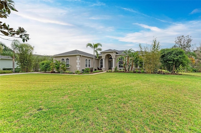 single story home with a front lawn