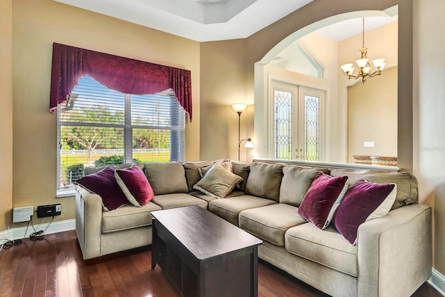 5750 Saddle Oak Trl, Sarasota, FL 34241 - living area featuring arched walkways, a chandelier, dark wood-type flooring, and plenty of natural light