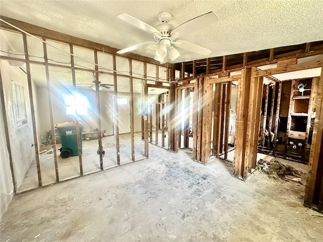 misc room featuring ceiling fan and a textured ceiling