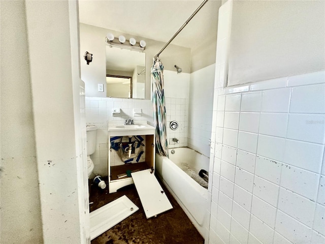 full bathroom with shower / tub combo with curtain, toilet, sink, and tile walls