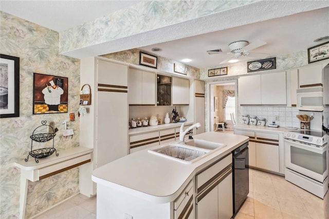 534 Warwick Ln, Venice, FL 34293 - kitchen with white appliances, a sink, a ceiling fan, light countertops, and wallpapered walls