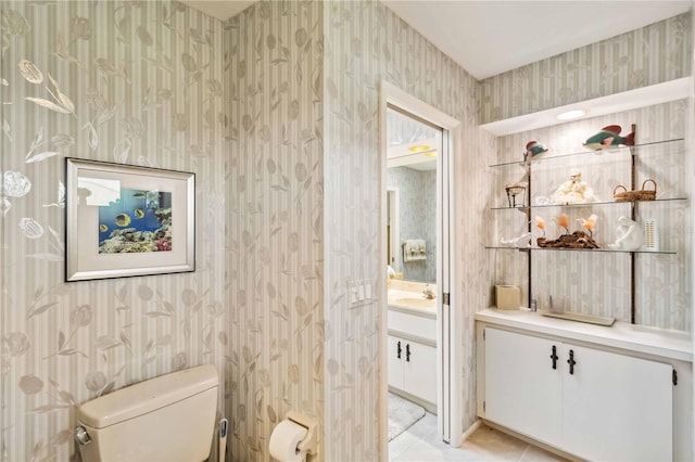 534 Warwick Ln, Venice, FL 34293 - half bath featuring vanity, tile patterned flooring, toilet, and wallpapered walls