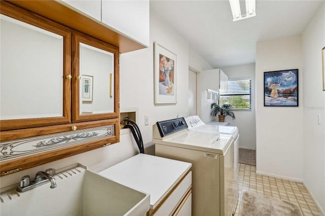 534 Warwick Ln, Venice, FL 34293 - clothes washing area featuring cabinet space, baseboards, a sink, and independent washer and dryer
