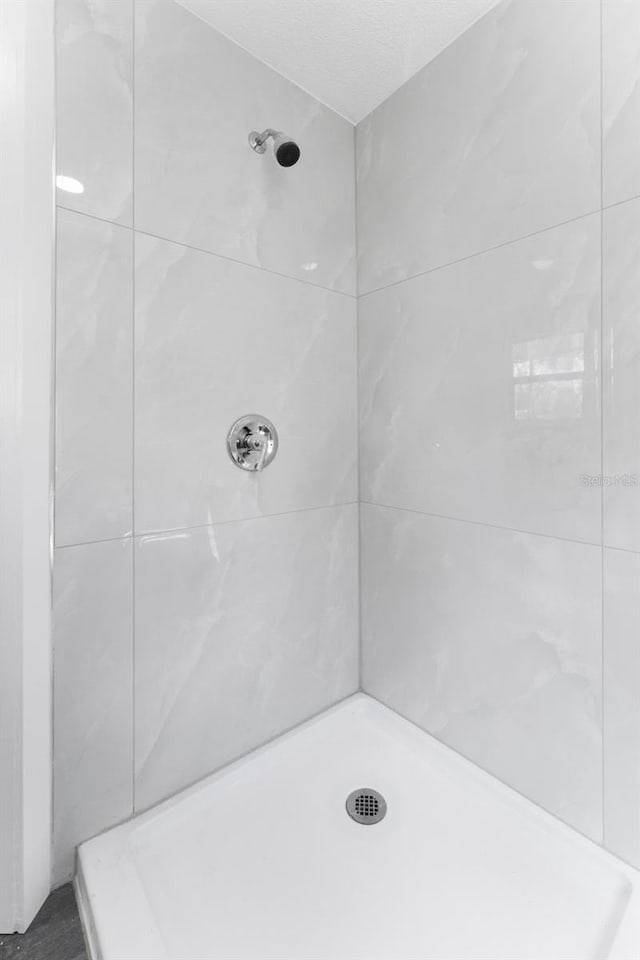 bathroom featuring tiled shower