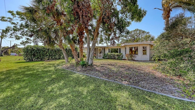 single story home with a front lawn