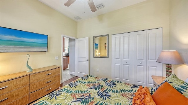 bedroom featuring a ceiling fan, visible vents, and a closet