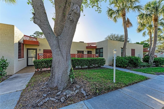 view of front of property with a front yard