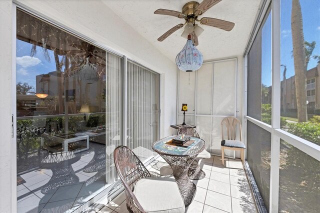 sunroom with ceiling fan