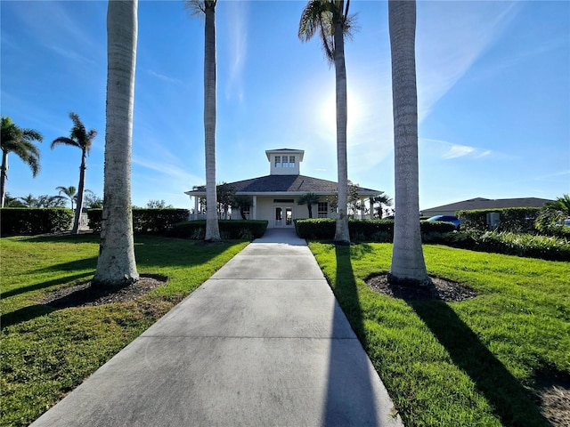 view of front facade featuring a front yard