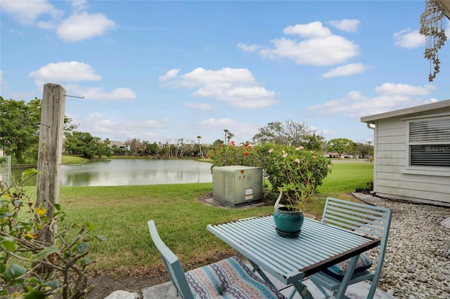 view of yard featuring a water view