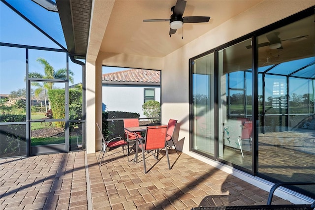 sunroom / solarium featuring a ceiling fan