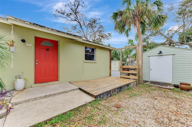 property entrance featuring a deck