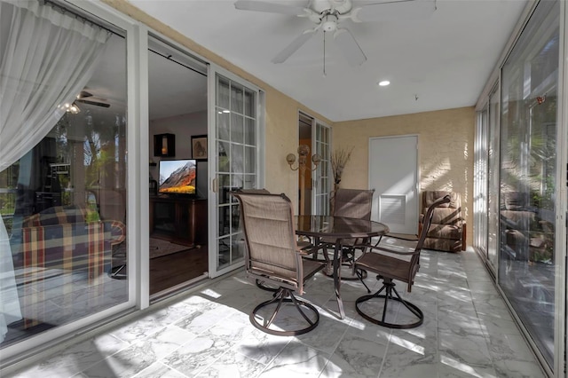 sunroom with ceiling fan