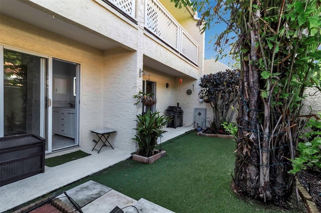 view of yard with a balcony